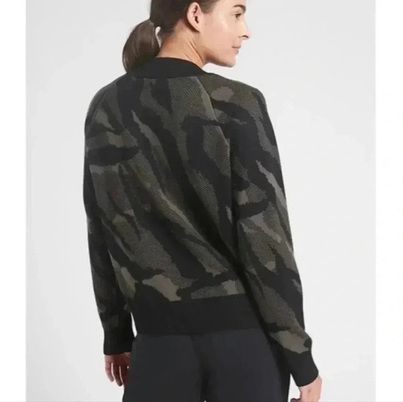 Athleta Jacquard Crew Sweater Size S Black Grey Camo Pattern - Picture 2 of 7
